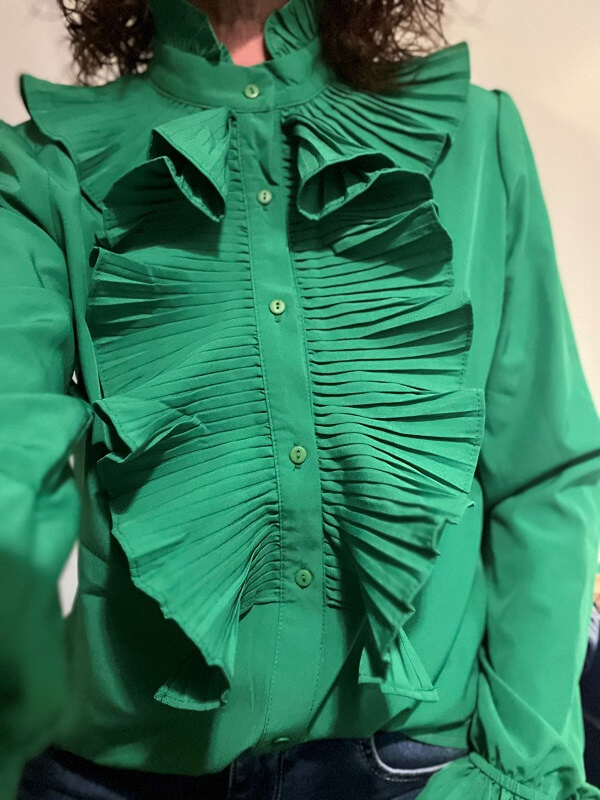 Grøn skjorte med flæser
