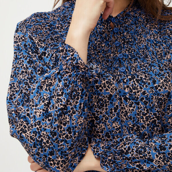 Mønstret blå bluse